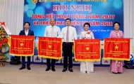  Cờ thi đua của UBND TP Đà Nẵng cho 4 tập thể xuất sắc, dẫn đầu.